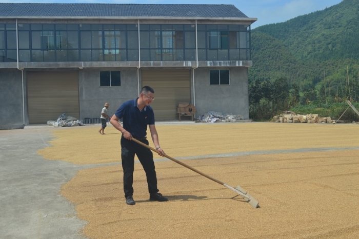 始終把脫貧攻堅的責(zé)任扛在肩上 始終把脫貧攻堅的責(zé)任扛在肩上