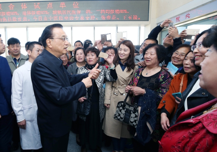 2017年4月20日，李克強總理在山東威海孫家疃醫(yī)院考察醫(yī)養(yǎng)結合情況。