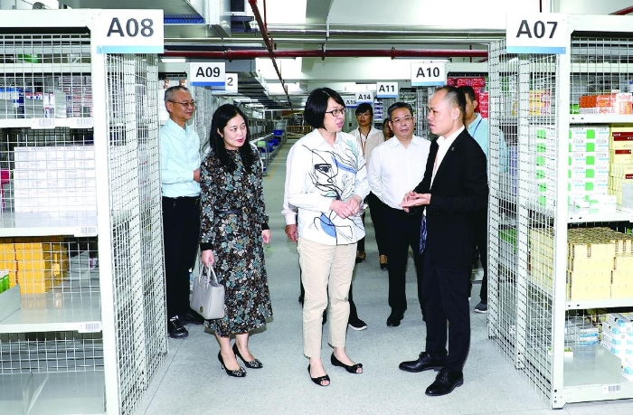 廣西壯族自治區(qū)藥監(jiān)局局長文東旭（中）帶領(lǐng)檢查組深入藥品批發(fā)企業(yè)儲存庫檢查。