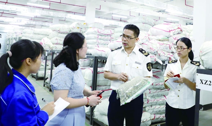 藥品生產(chǎn)監(jiān)管人員深入藥企開展中藥飲片質(zhì)量集中整治專項檢查。