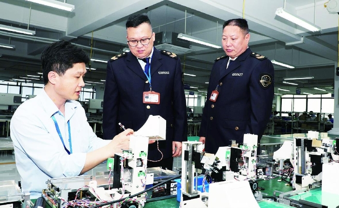 醫(yī)療器械監(jiān)管人員深入醫(yī)療器械生產(chǎn)車間開展質(zhì)量安全監(jiān)督檢查。