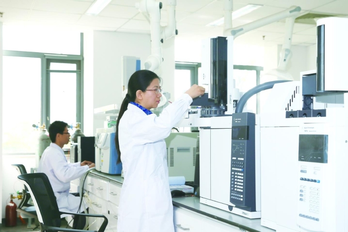 中檢院化學(xué)藥品檢定所工作人員正在進(jìn)行檢驗(yàn)檢測工作。