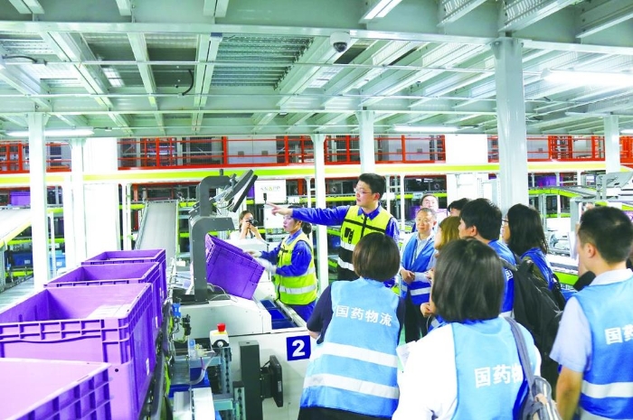 國家藥監(jiān)局于今年6月組織了“壯麗70年·奮斗新時(shí)代”媒體走基層活動(dòng)，挖掘藥監(jiān)故事，記錄行業(yè)聲音，書寫時(shí)代新風(fēng)貌。