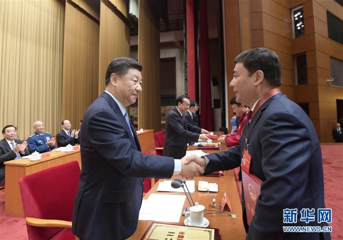4.9月27日，全國民族團結(jié)進步表彰大會在北京舉行。這是習(xí)近平等向受表彰的模范集體和模范個人代表頒獎。 新華社記者 李學(xué)仁 攝