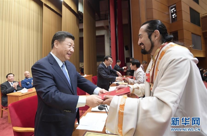 5.9月27日，全國民族團結(jié)進步表彰大會在北京舉行。這是習(xí)近平等向受表彰的模范集體和模范個人代表頒獎。