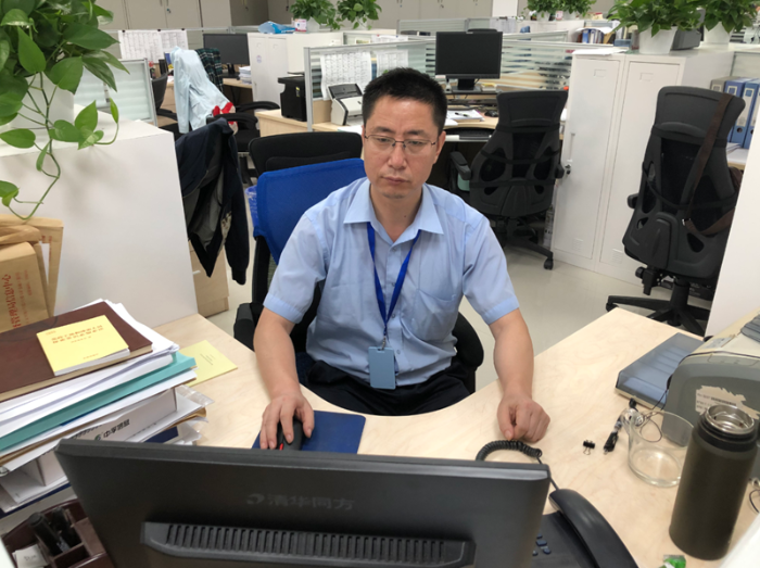 圖為孫紅在日常辦公。