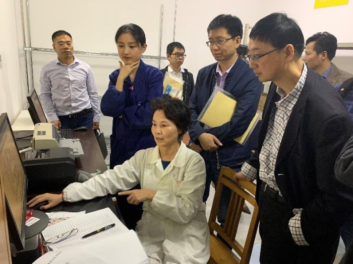 圖為參會人員參觀金華市中心醫(yī)院了解其信息化建設(shè)情況。何璇 攝