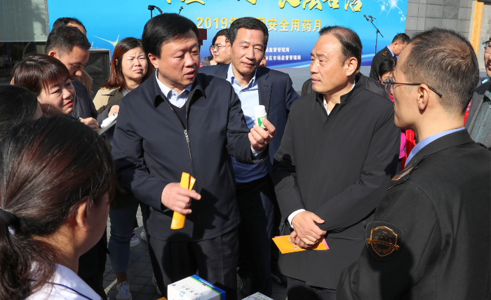圖為參加活動(dòng)的領(lǐng)導(dǎo)在現(xiàn)場(chǎng)視察。（趙光 攝）.j.png