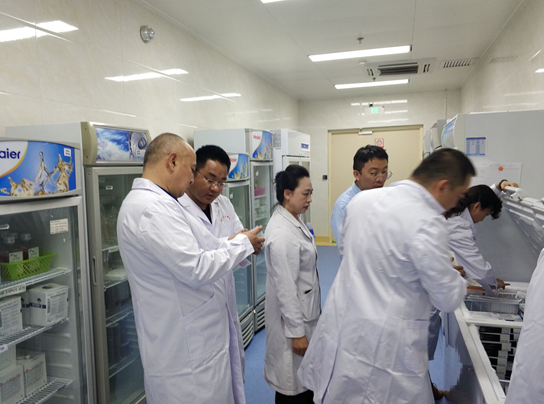 11月5日，醫(yī)療器械檢查員于使用單位檢查。新疆局供圖