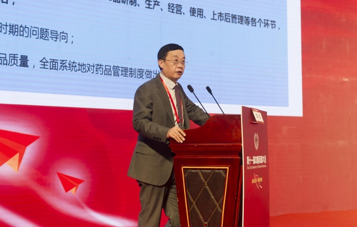 北京醫(yī)院藥學部主任胡欣進行主題演講