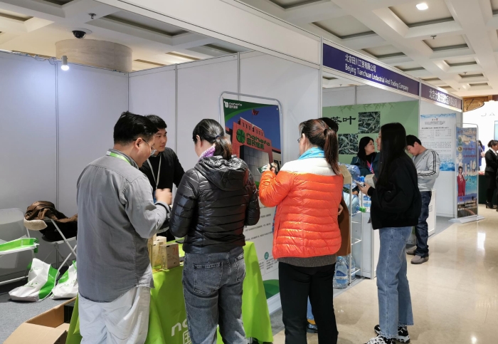 圖為參會代表在展覽區(qū)參觀、交流。