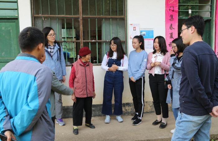 在武當(dāng)鎮(zhèn)崗上村進(jìn)行精準(zhǔn)扶貧專項(xiàng)調(diào)研并慰問(wèn)4戶貧困戶