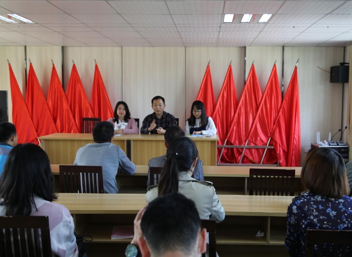 調(diào)研團(tuán)代表為武當(dāng)鎮(zhèn)領(lǐng)導(dǎo)班子成員及村民代表進(jìn)行用藥安全知識(shí)科普