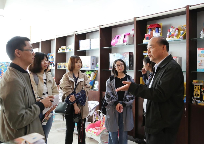 走訪龍南經(jīng)濟(jì)技術(shù)開(kāi)發(fā)區(qū)勤業(yè)科技、匯森家具等出口型代工企業(yè)了解龍南工業(yè)發(fā)展情況。