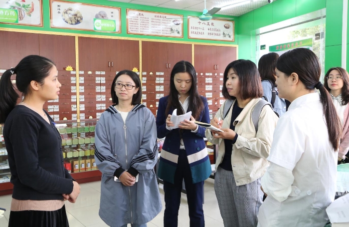 走訪華爾康連鎖藥店，了解執(zhí)業(yè)藥師是否在崗、處方藥銷售等情況