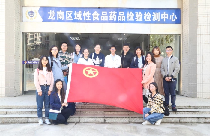 調(diào)研團(tuán)在國(guó)家藥監(jiān)局對(duì)口支援項(xiàng)目“龍南區(qū)域性食品藥品檢驗(yàn)檢測(cè)中心”了解情況