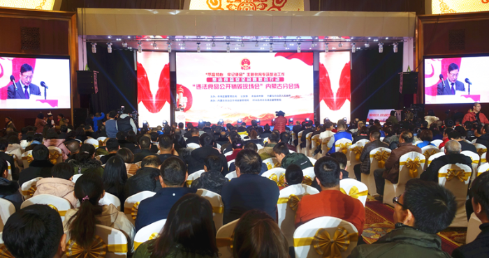 內(nèi)蒙古自治區(qū)食品安全問題整治聯(lián)合行動罰沒物品銷毀現(xiàn)場會。楊燕攝