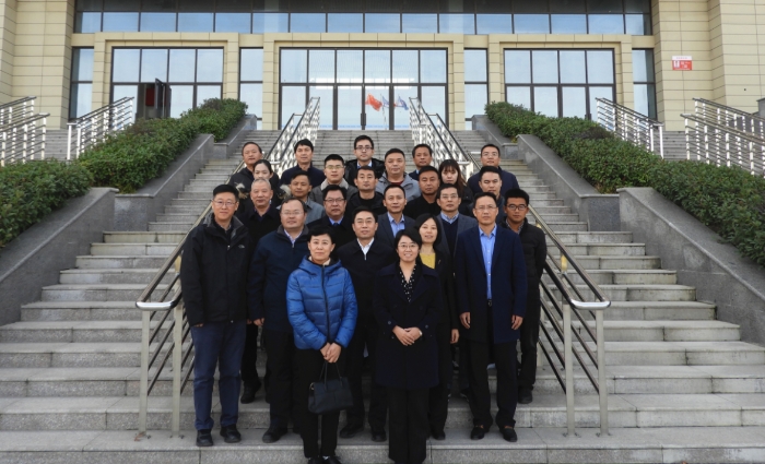 10 圖為國家藥典委員會一行與臨泉縣人民政府領(lǐng)導(dǎo)及相關(guān)部門、企業(yè)負(fù)責(zé)人合影留念。（記者 蔣守福 攝）.JPG