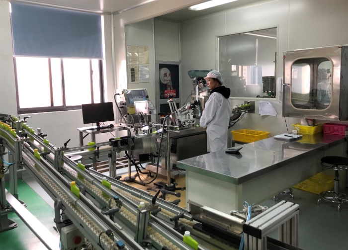 工人在生產(chǎn)線上作業(yè) 工人在生產(chǎn)線上作業(yè)