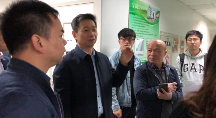 監(jiān)管人員在介紹企業(yè)情況 監(jiān)管人員在介紹企業(yè)情況