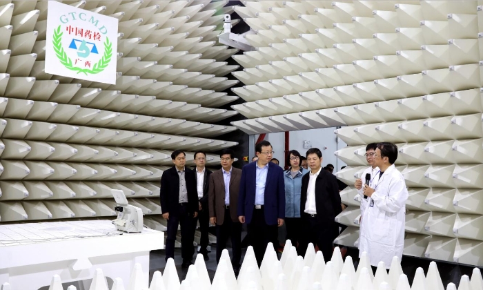 圖為廣西壯族自治區(qū)人民政府副主席李彬一行參觀廣西壯族自治區(qū)醫(yī)療器械檢測(cè)中心電磁兼容（EMC）檢測(cè)實(shí)驗(yàn)室。（程奇