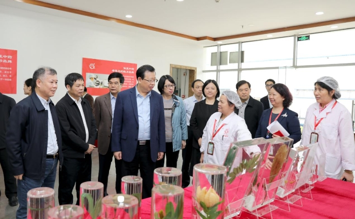 圖為廣西壯族自治區(qū)人民政府副主席李彬一行參觀廣西壯族自治區(qū)醫(yī)療器械檢測(cè)中心電磁兼容（EMC）檢測(cè)實(shí)驗(yàn)室。（程奇攝）