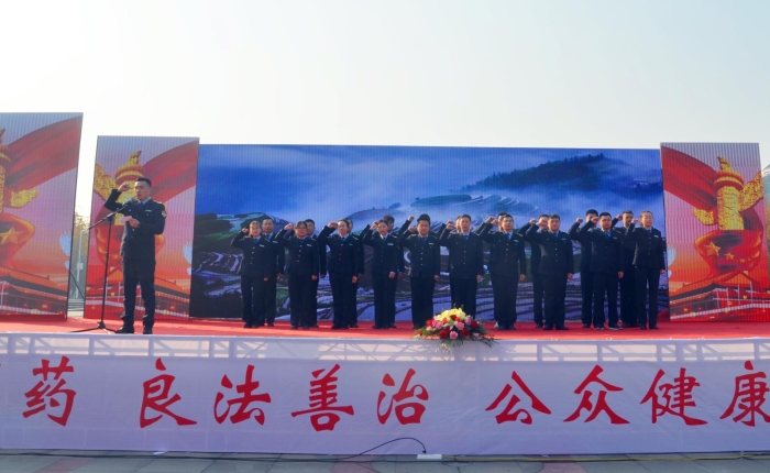 圖為啟動儀式現(xiàn)場，執(zhí)法人員宣誓。（岳陽市市場監(jiān)督管理局供圖）