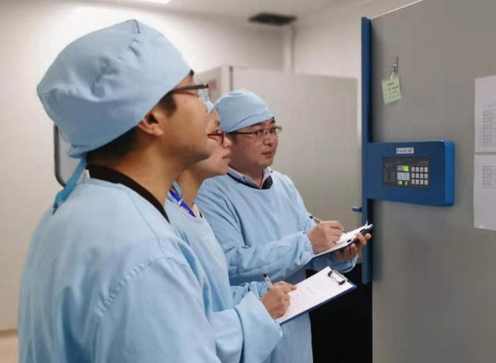 圖為派駐檢查員在疫苗生產企業(yè)檢查疫苗原液生產車間毒種庫（江蘇藥監(jiān)局供圖）