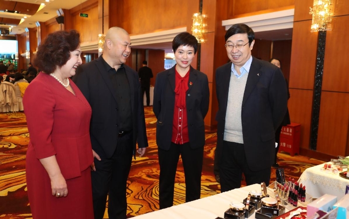 新疆維吾爾自治區(qū)藥品監(jiān)督管理局黨組成員、副局長馬明輝（右一）了解新疆化妝品企業(yè)的產(chǎn)品（馬少賓 攝）