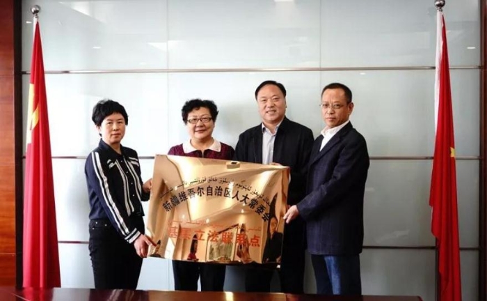 圖為授牌儀式現(xiàn)場(chǎng)。（新疆維吾爾自治區(qū)市場(chǎng)監(jiān)督管理局供圖）