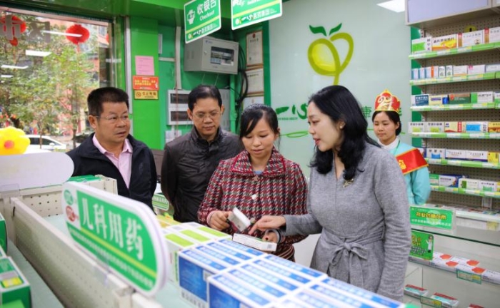 圖為檢查組在藥店進(jìn)行檢查。（李舒雯攝）