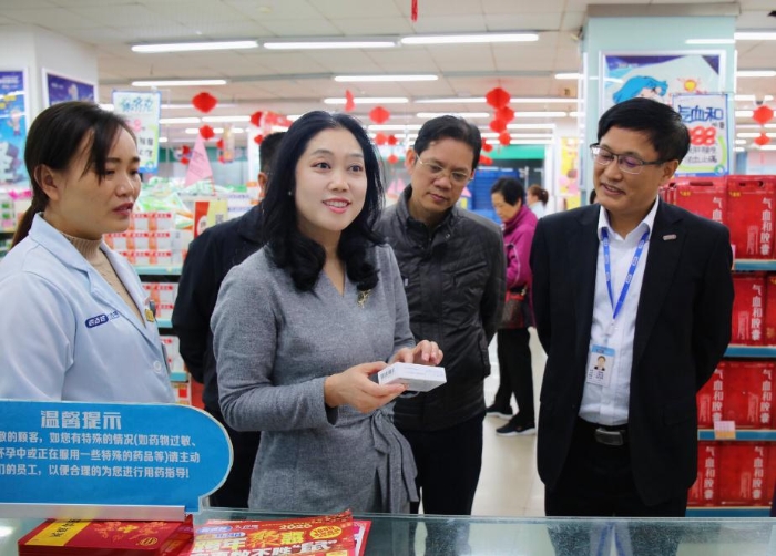 圖為檢查組在藥店進(jìn)行檢查。李舒雯攝