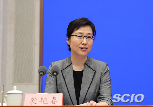 國新辦新聞局副局長、新聞發(fā)言人襲艷春（焦非 攝）