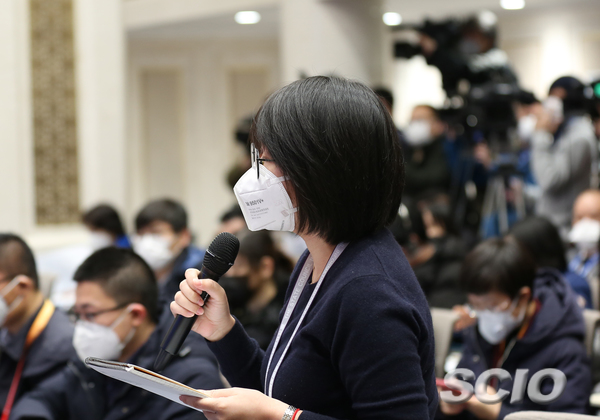 新加坡聯(lián)合早報(bào)記者提問（焦非 攝）