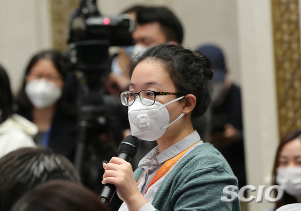 北京青年報(bào)記者提問（焦非 攝）