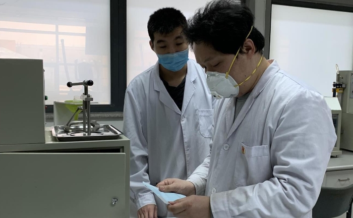 圖為醫(yī)用外科口罩測試樣品制備。（中國食品藥品網(wǎng)記者楊菲 攝）