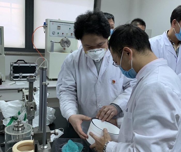 圖為醫(yī)用防護口罩過濾效率與氣流阻力測試。（中國食品藥品網(wǎng)記者楊菲 攝）