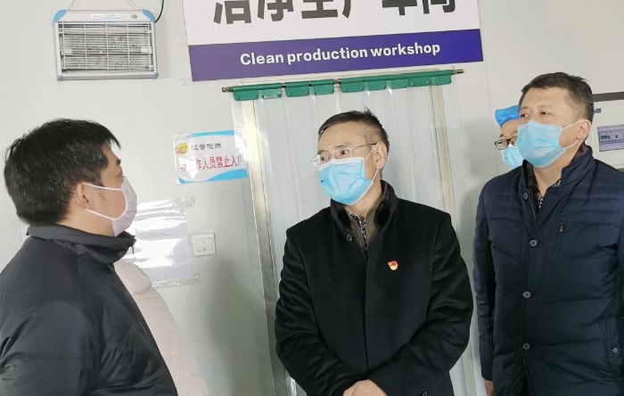 圖為河南省藥監(jiān)局黨組書記雷生云（中）檢查醫(yī)用防護(hù)類醫(yī)療器械生產(chǎn)企業(yè)。