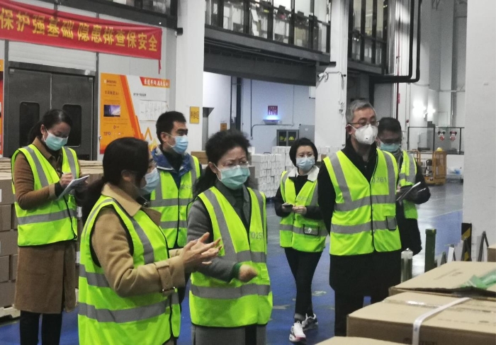 圖為檢查組在華潤(rùn)集團(tuán)廣東醫(yī)藥有限公司物流中心現(xiàn)場(chǎng)檢查。