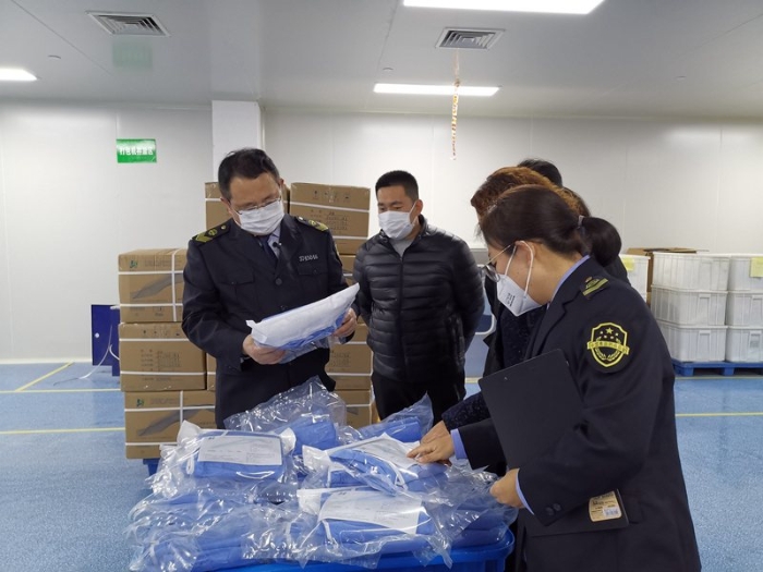 圖為威海市市場(chǎng)監(jiān)督管理局執(zhí)法人員在威海威高醫(yī)用材料有限公司進(jìn)行現(xiàn)場(chǎng)檢查 圖為威海市市場(chǎng)監(jiān)督管理局執(zhí)法人員在威海威高醫(yī)用材料有限公司進(jìn)行現(xiàn)場(chǎng)檢查