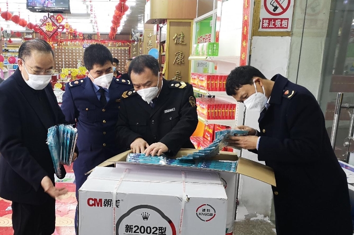 福建省藥品監(jiān)管人員對藥企藥店進(jìn)行不間斷巡查檢查