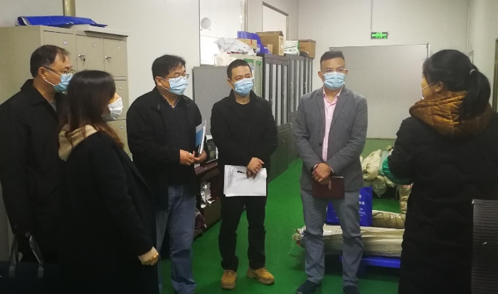 圖為廣西壯族自治區(qū)藥監(jiān)局工作人員到一家企業(yè)調研，及時掌握疫情防控所需醫(yī)療器械庫存及產能情況。 