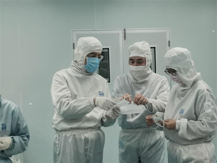 2月9日，海南省藥品監(jiān)督管理局黨組書(shū)記、局長(zhǎng)賈寧帶隊(duì)赴海南康芝藥業(yè)股份有限公司，現(xiàn)場(chǎng)指導(dǎo)醫(yī)用口罩生產(chǎn)籌備工作。海南省局供圖