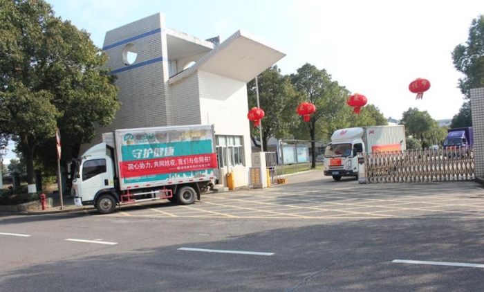 貨運(yùn)車隊滿載麻杏宣肺顆粒駛出廠區(qū)