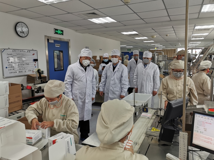 北京市藥監(jiān)局和原北京市食品藥品監(jiān)管局經(jīng)濟(jì)技術(shù)開發(fā)區(qū)分局組成督導(dǎo)組，到企業(yè)進(jìn)行督導(dǎo)檢查。（開發(fā)區(qū)分局供圖）