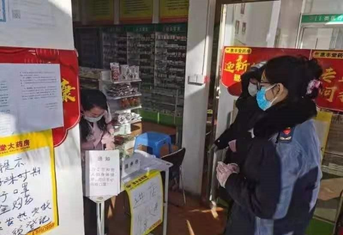 圖為包頭市昆都侖區(qū)市場監(jiān)管局執(zhí)法人員在一家藥店檢查。（昆都侖區(qū)市場監(jiān)管局供圖）
