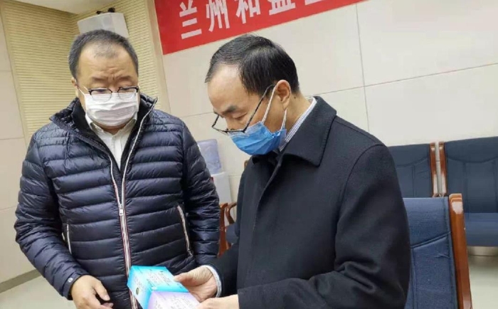 圖為甘肅省藥品監(jiān)督管理局黨組書(shū)記、局長(zhǎng)宋保才(右一)在藥品生產(chǎn)企業(yè)檢查藥品安全生產(chǎn)情況 甘肅省藥監(jiān)局供圖 圖為甘肅省藥品監(jiān)督管理局黨組書(shū)記、局長(zhǎng)宋保才(右一)在藥品生產(chǎn)企業(yè)檢查藥品安全生產(chǎn)情況 甘肅省藥監(jiān)局供圖