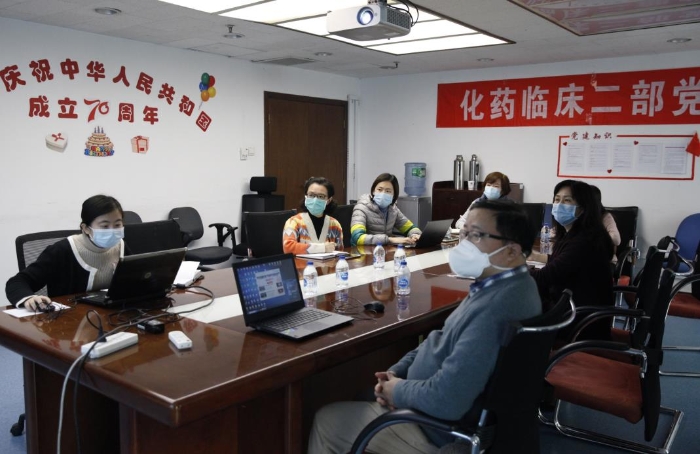 應急工作組正在討論治療新型冠狀病毒肺炎品種的審評。