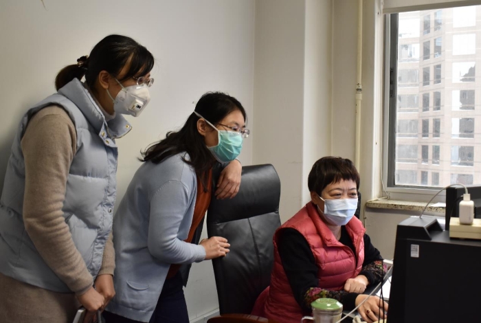 正在工作中的馬玉楠部長、劉宗英老師與劉麗鶴。