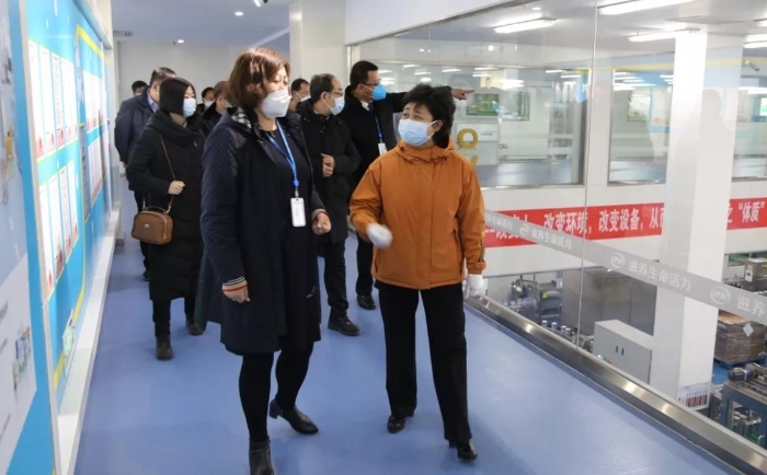 內(nèi)蒙古自治區(qū)市場(chǎng)監(jiān)管局黨組書記陳潔一行調(diào)研金海伊利乳業(yè)有限責(zé)任公司疫情防控和企業(yè)生產(chǎn)情況。自治區(qū)市場(chǎng)監(jiān)管局供圖